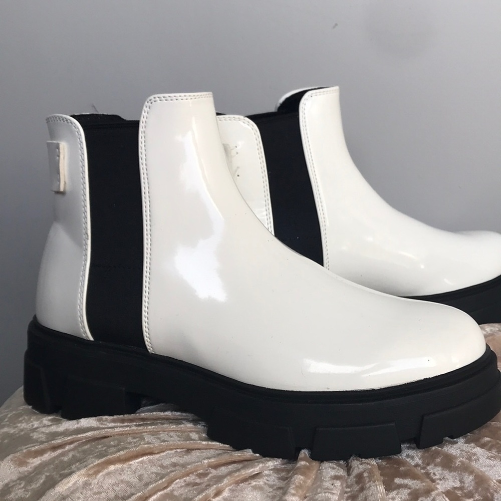 ALDO JULIKA Chelsea rainboot. White pleather/black contrast. SOLD OUT ONLINE
